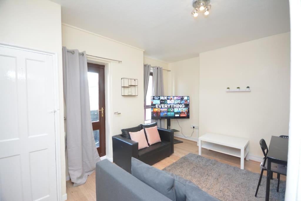 Lovely 4 Bedroom Apartment Close To The City Walking Distance From The Rivere View London Exterior photo