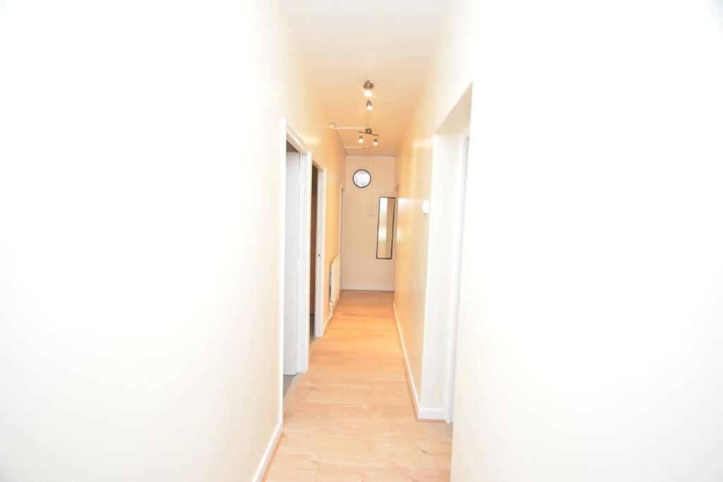 Lovely 4 Bedroom Apartment Close To The City Walking Distance From The Rivere View London Exterior photo