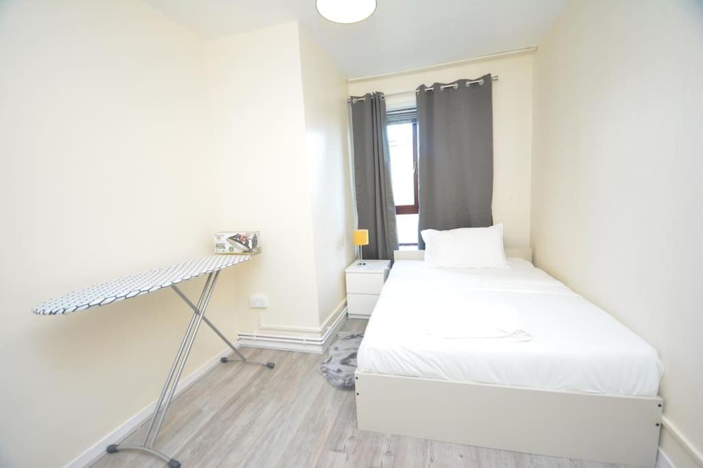 Lovely 4 Bedroom Apartment Close To The City Walking Distance From The Rivere View London Exterior photo