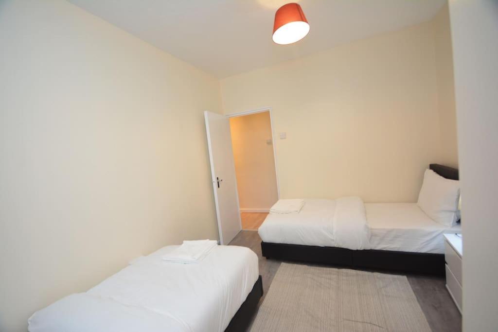 Lovely 4 Bedroom Apartment Close To The City Walking Distance From The Rivere View London Exterior photo