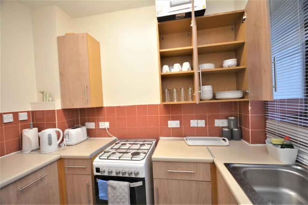 Lovely 4 Bedroom Apartment Close To The City Walking Distance From The Rivere View London Exterior photo