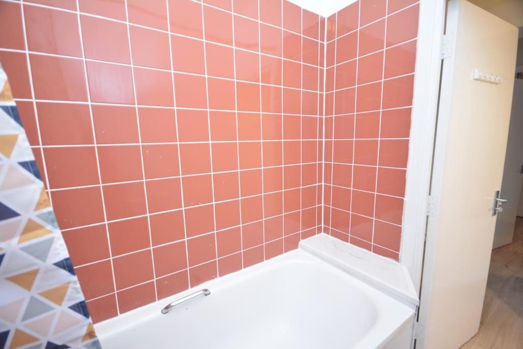 Lovely 4 Bedroom Apartment Close To The City Walking Distance From The Rivere View London Exterior photo