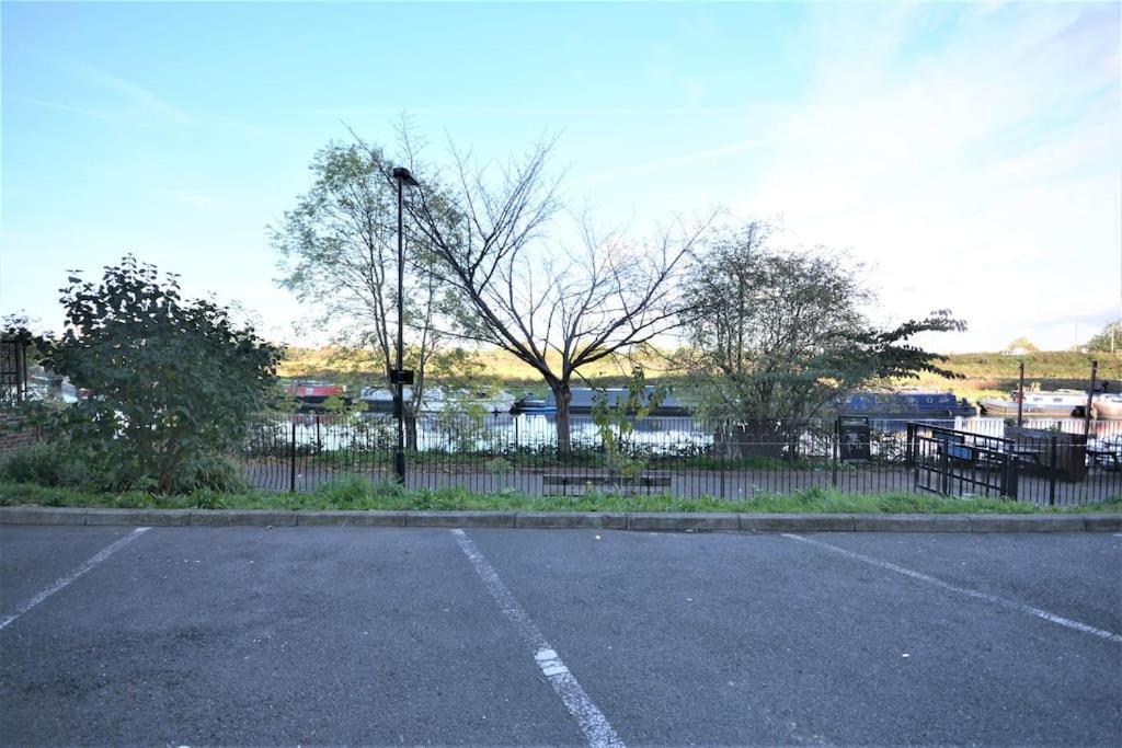 Lovely 4 Bedroom Apartment Close To The City Walking Distance From The Rivere View London Exterior photo