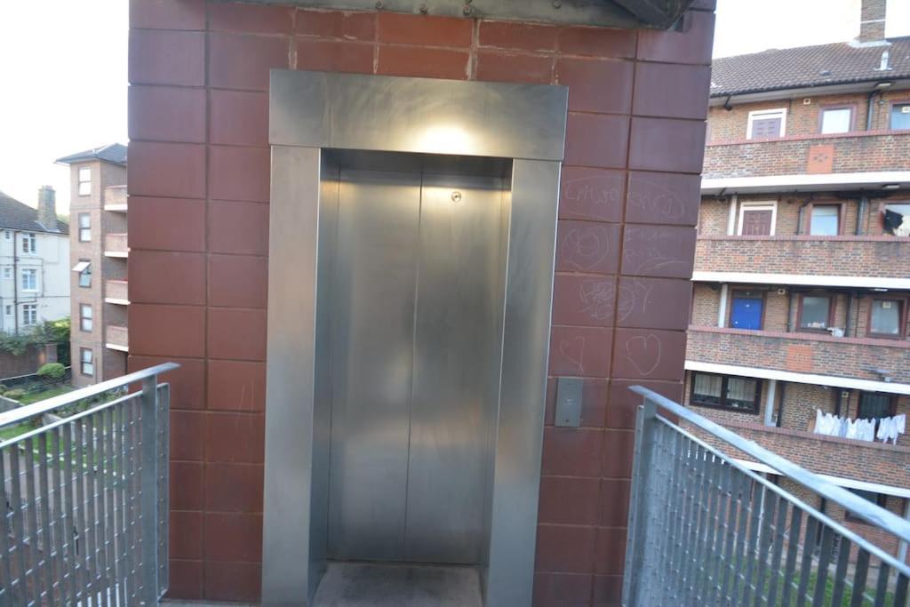 Lovely 4 Bedroom Apartment Close To The City Walking Distance From The Rivere View London Exterior photo